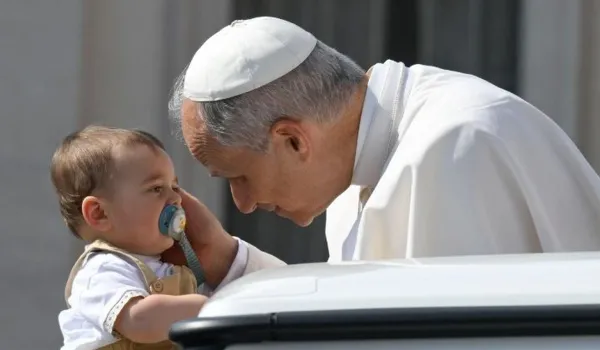 cuantos-bebes-ha-bendecido-el-papa-leon-xiv-en-barcelona