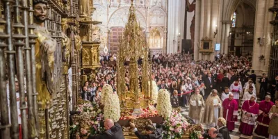 la-catedral-de-toledo-entrega-11-000-replicas-de-su-primera-piedra-en-su-viii-centenario