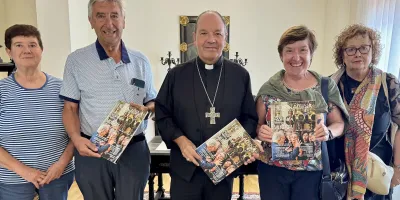 la-cofradia-de-la-virgen-blanca-presenta-la-revista-hornacina-al-obispo