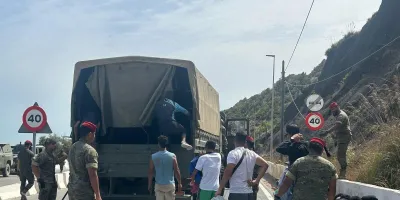 migrantes-santos-en-la-crisis-de-ceuta-la-visita-del-padre-angel