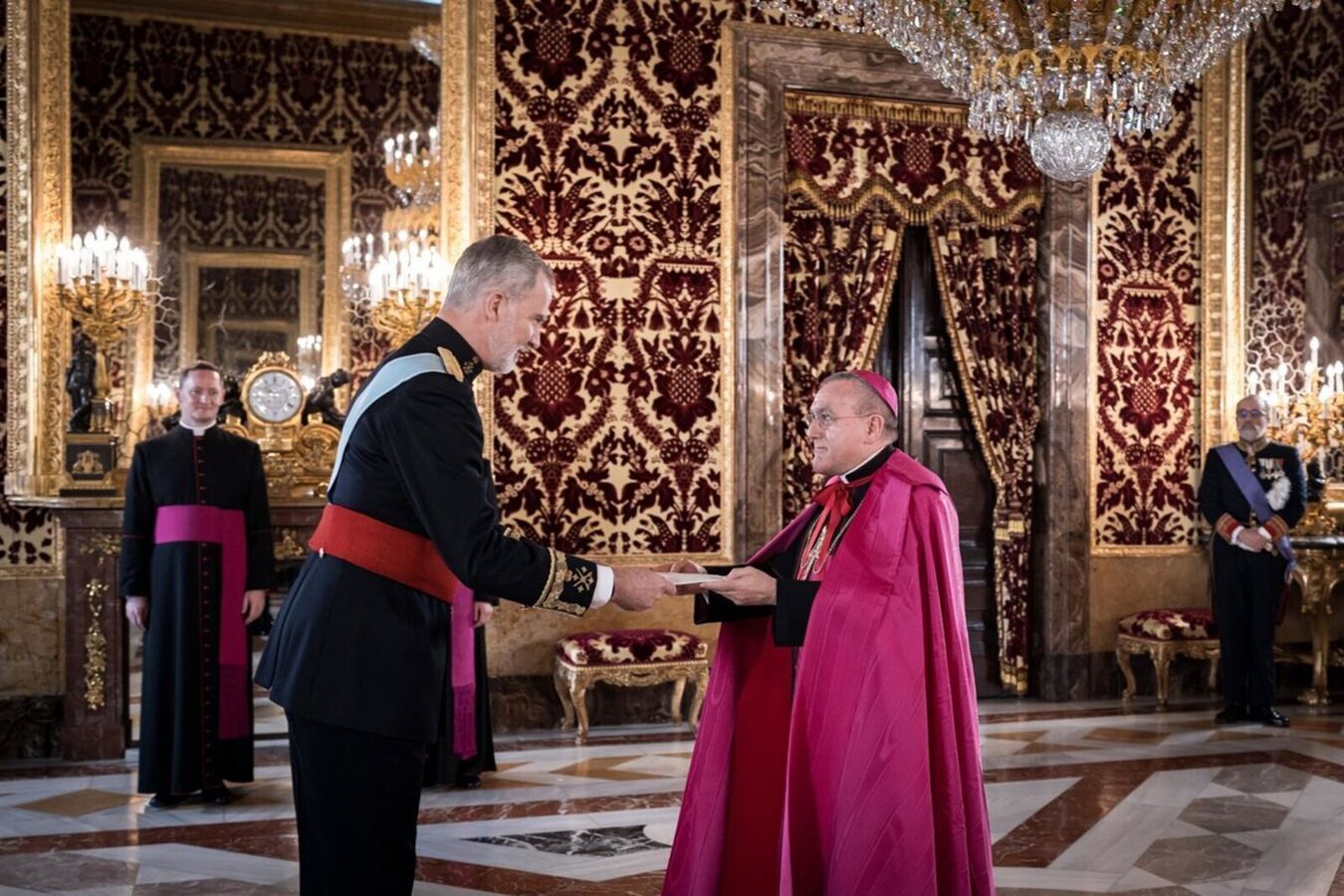 El nuncio Piero Pioppo presenta sus cartas credenciales al rey Felipe VI